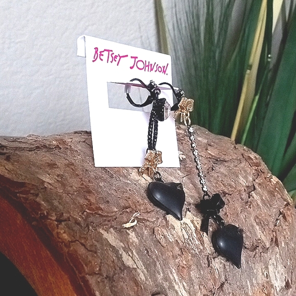 New! BETSEY JOHNSON First Date Mismatched Dangle Black Heart Leverback Earrings. - Picture 6 of 10